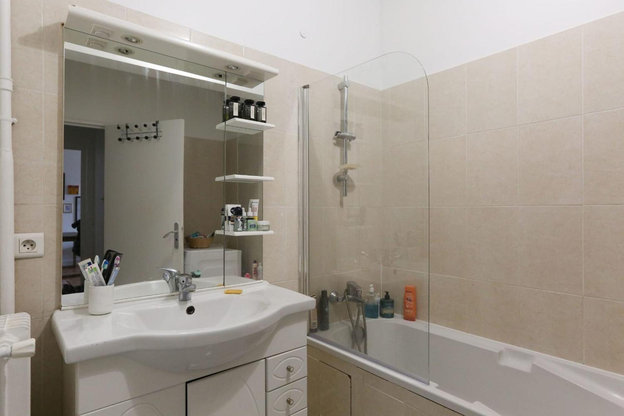 Charming In Buttes Chaumont Appartement Parijs