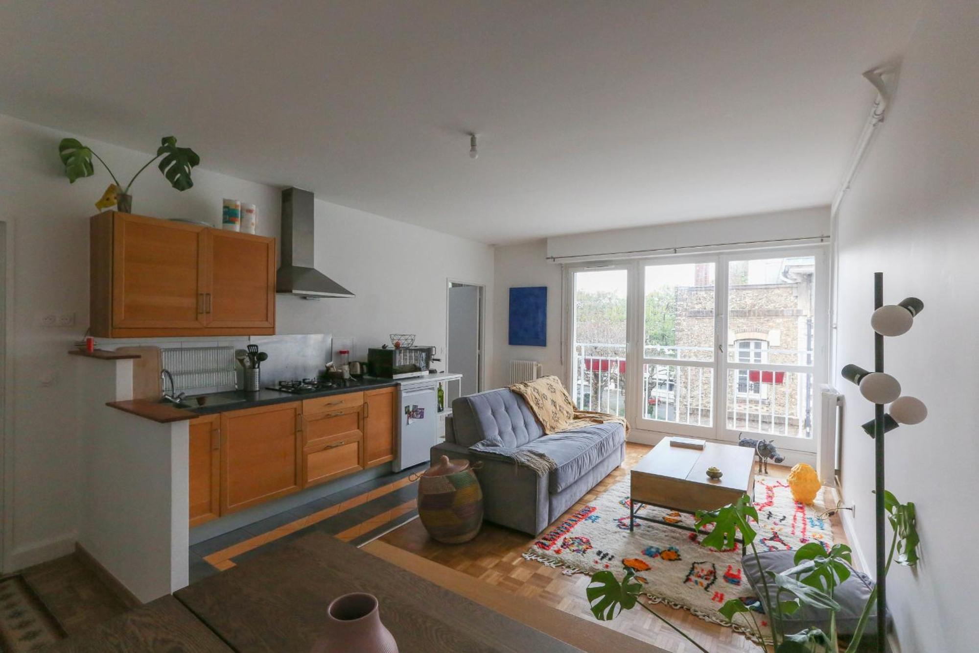 Charming In Buttes Chaumont Apartment Paris